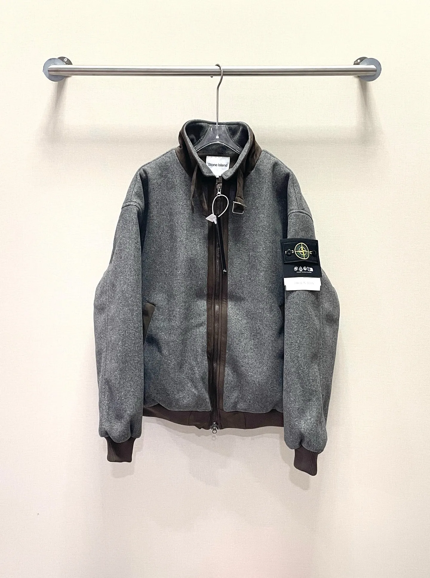 P490 Stone Island/Stone Island Heavy Wool Thickened Spliced Armband Cotton Jacket High-end outdoor brand Stone Island Heavy woolen spliced jacket Loose fit Retro color-blocking texture Fine woolen surface Smooth to the touch The upper body feels extremely warm Thickened cotton inside Delicate and soft cotton material doubles warmth while making the fit snug and not bloated A jacket and cotton jacket with both warmth and styling, retro, fashionable and unique Simple to wear to go out on the street. Full of trendy style. Recommended for fashionistas. Suitable for both men and women. Color: Beige Gray